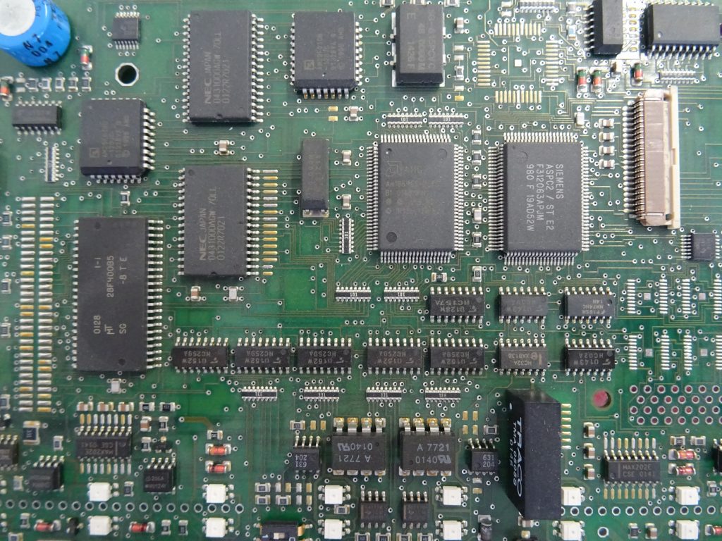 Nahaufnahme einer Steuerplatine mit Bauteilen