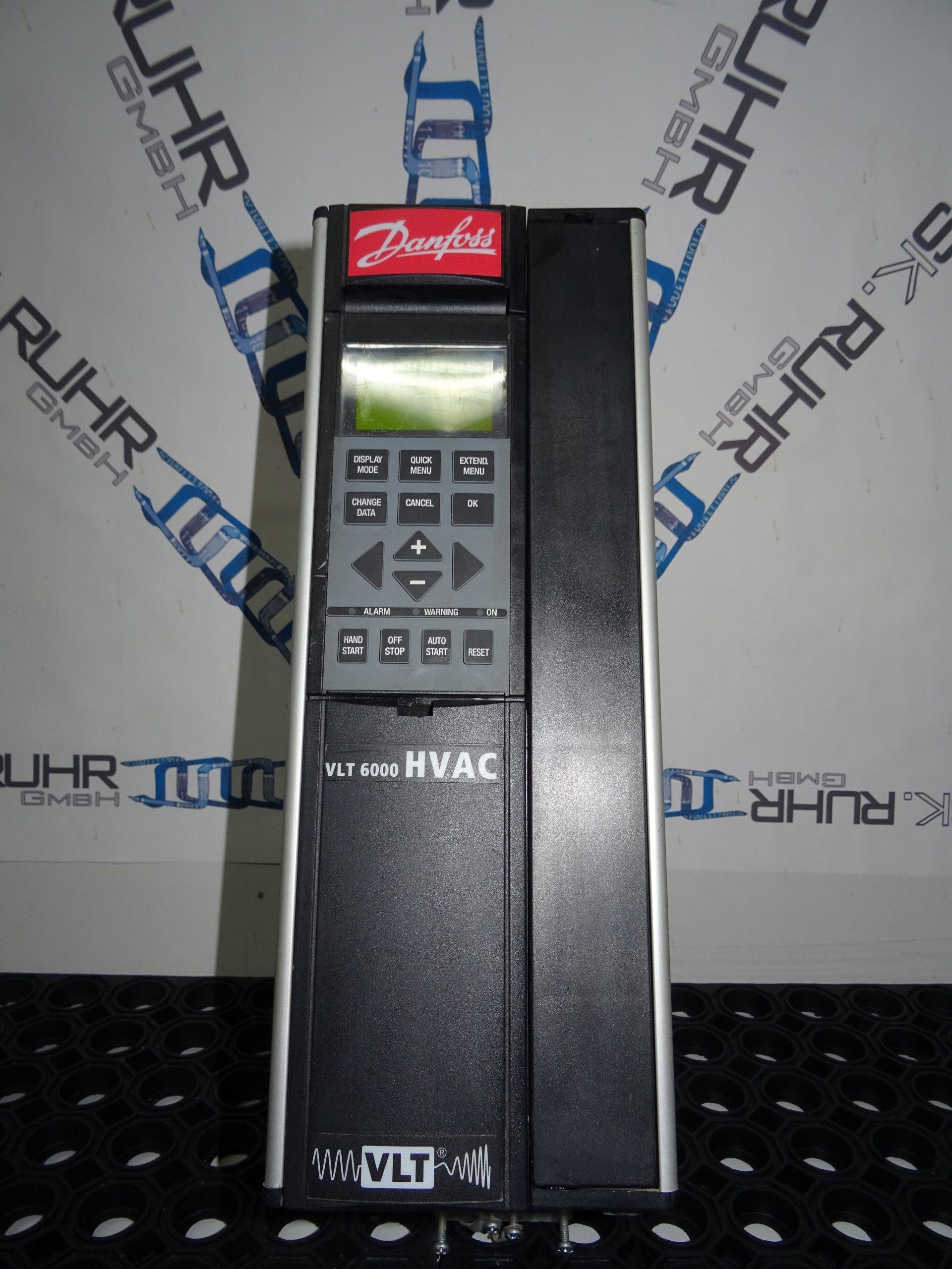 Danfoss-VLT-Umrichter von vorn mit Bedienfeld