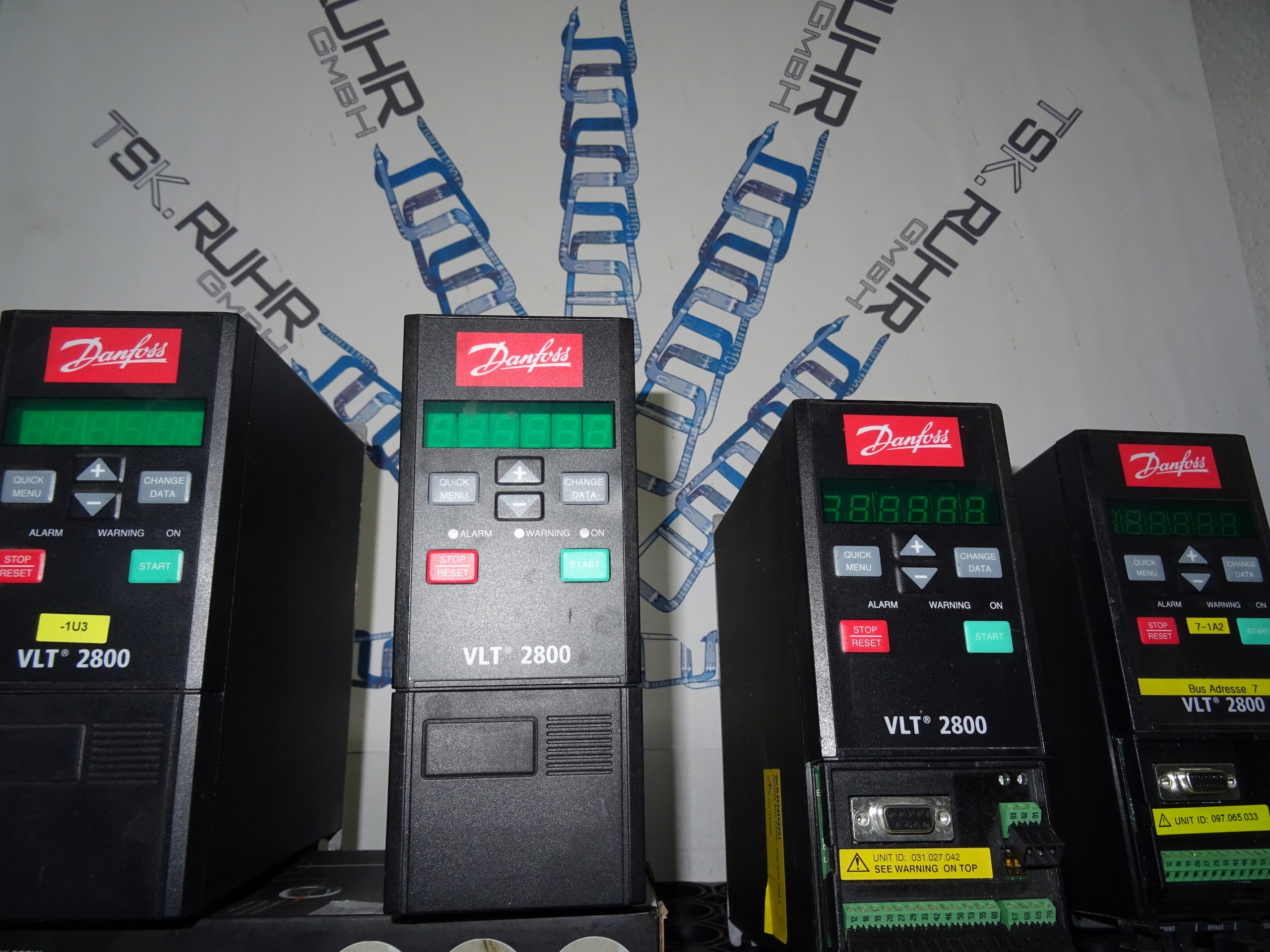 Mehrere Danfoss-VLT-Umrichter nebeneinander in der Werkstatt