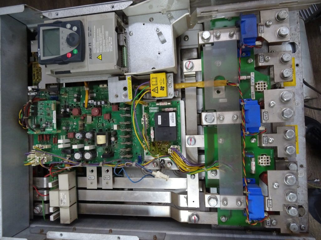 Geöffneter Telemecanique Altivar 71 bei der Reparatur in der Werkstatt