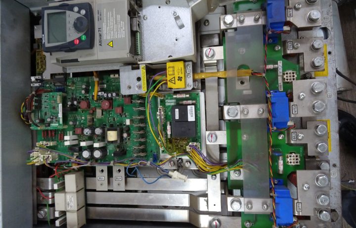 Geöffneter Telemecanique Altivar 71 bei der Reparatur in der Werkstatt