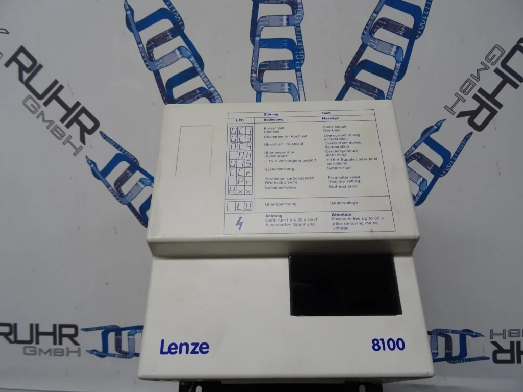 Lenze-Frequenzumrichter 8100 mit der Störungstabelle auf dem Gehäuse