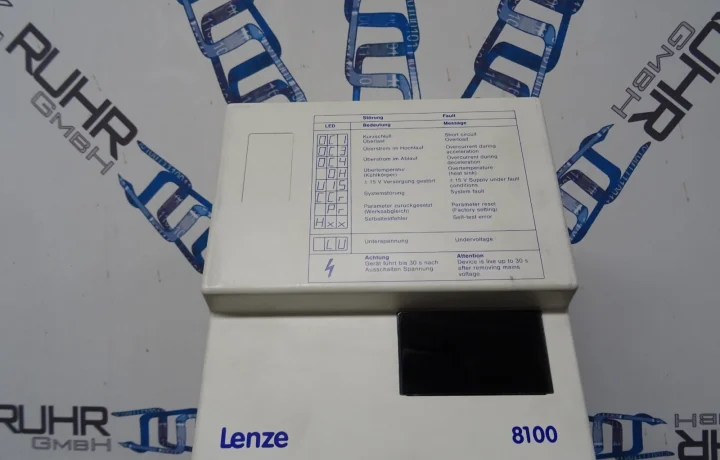 Lenze-Frequenzumrichter 8100 mit der Störungstabelle auf dem Gehäuse
