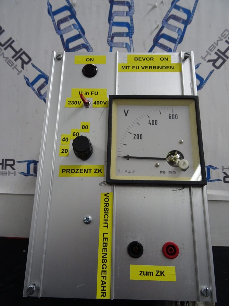 Formiergerät der TSK.Ruhr GmbH: Umschalter für 230 oder 400 Volt, Drehregler für den Prozentsatz der Zwischenkreisspannung und Anzeige bis 600 Volt